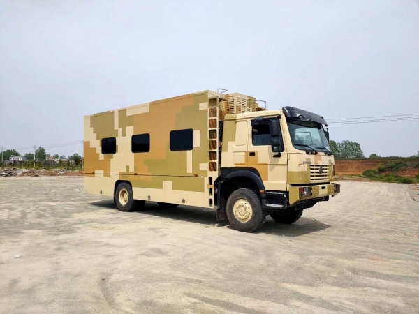 ?重汽豪沃12人數(shù)碼迷彩宿營(yíng)車(chē)