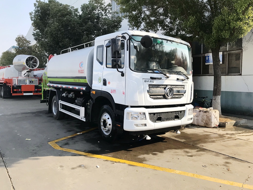 東風(fēng)D9灑水車帶霧炮機(jī)(國(guó)五13立方/30-40米霧炮)